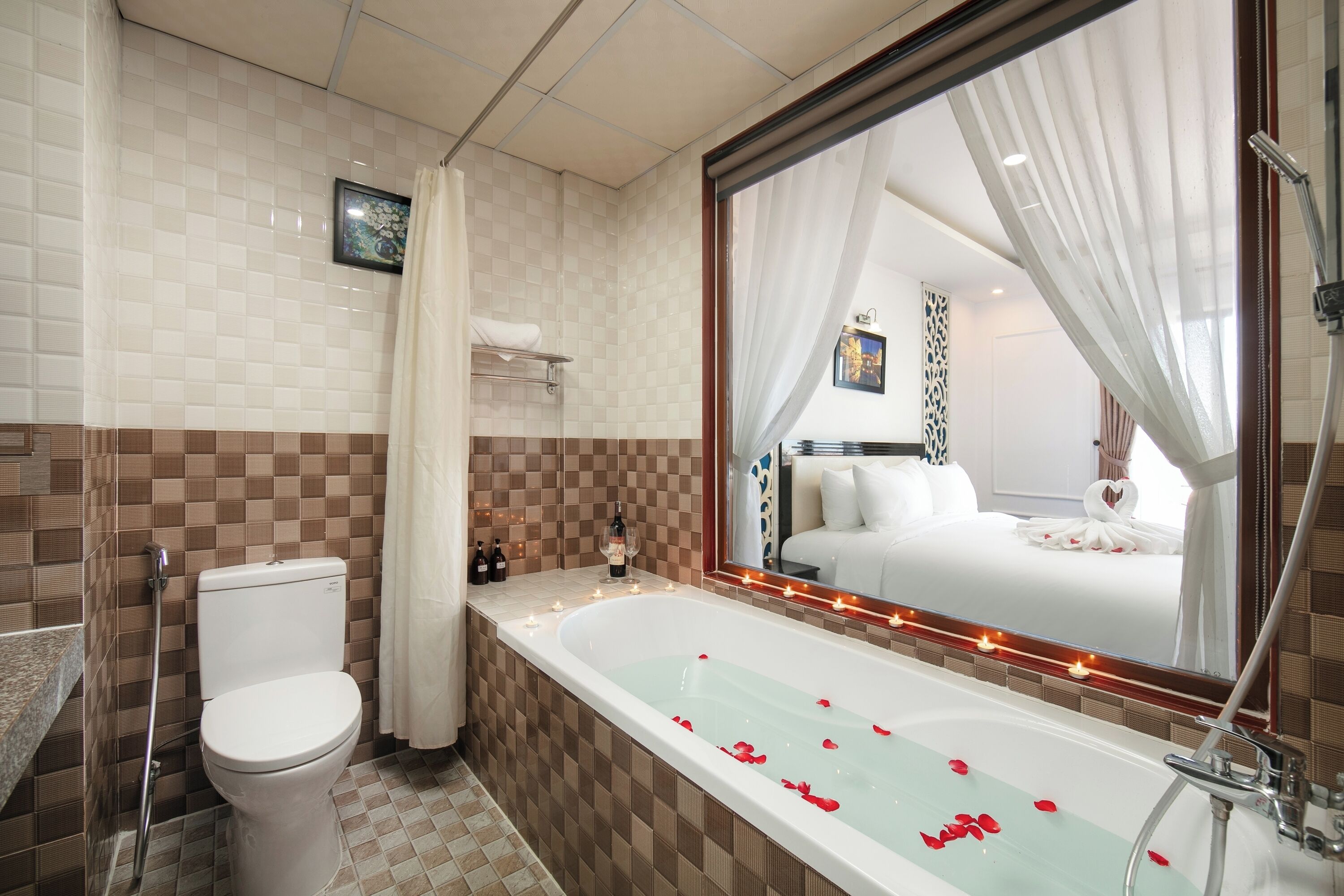 combined shower/bathtub, hair dryer, slippers, towels