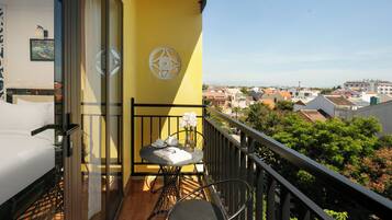 Quarto duplo luxo, sacada, vista para a piscina | Frigobar, cofres nos quartos, escrivaninha, quartos à prova de som