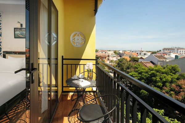 Deluxe-Zweibettzimmer, Balkon, Poolblick | Minibar, Zimmersafe, Schreibtisch, schallisolierte Zimmer