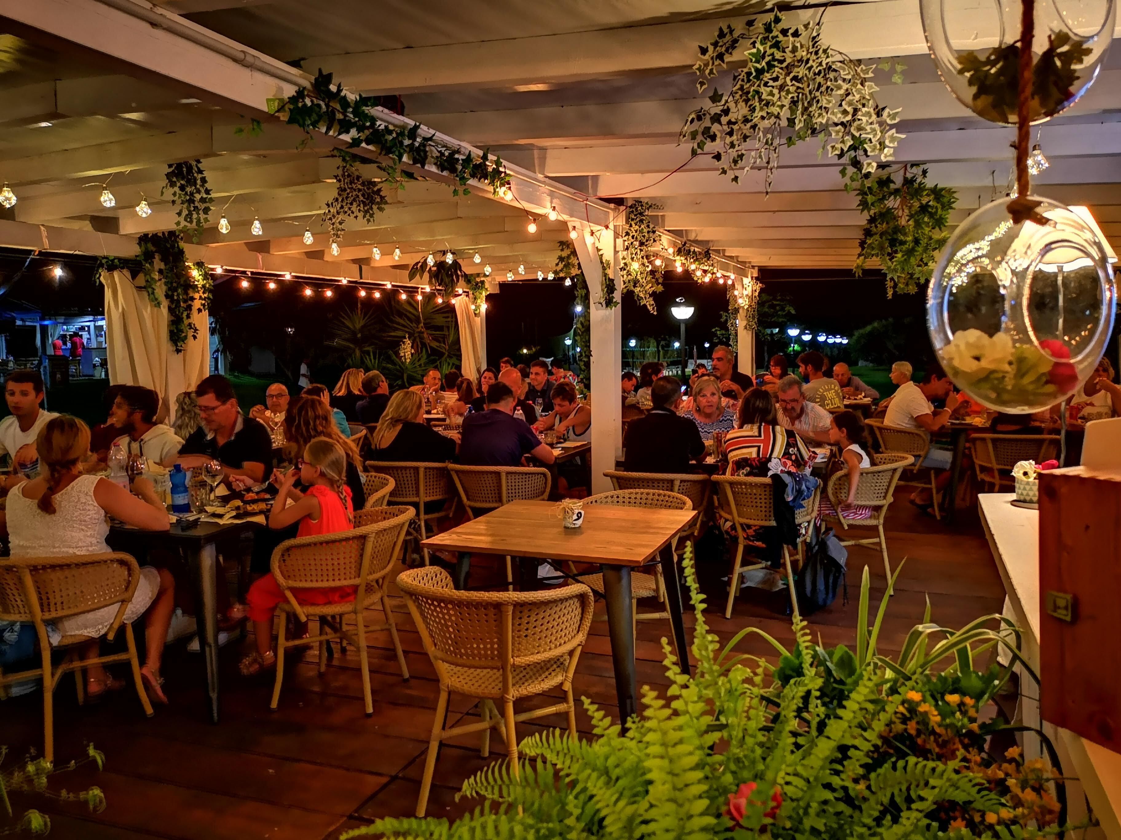 Se sirven comidas, cenas y cocina local 