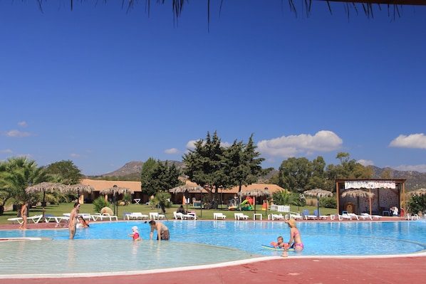 Piscine extérieure (ouverte en saison), parasols de plage