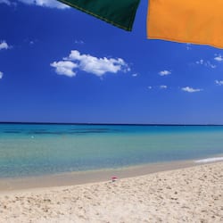 Sulla spiaggia, sabbia bianca, lettini da mare, ombrelloni