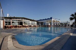 Outdoor pool, pool umbrellas, pool loungers - Sun and Sea Beach Hotel (Bodrum)
