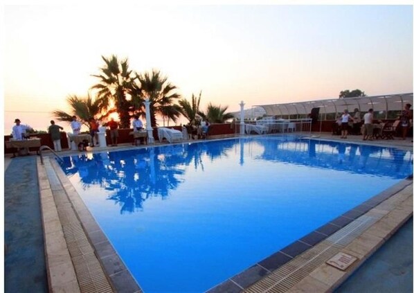 Outdoor pool, pool umbrellas, pool loungers - Sun and Sea Beach Hotel (Bodrum)
