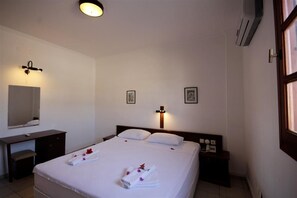 Standard Room | Minibar, desk, free cribs/infant beds