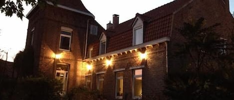 Façade de l’hébergement - soirée/nuit