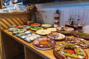 Petit déjeuner buffet servi tous les jours en supplément