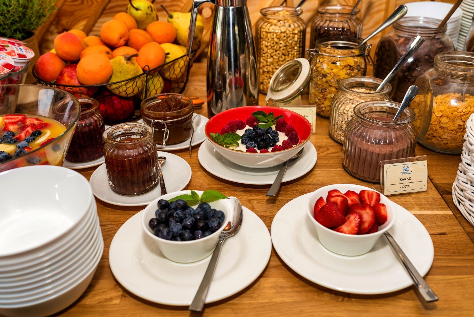 Ein reichhaltiges Frühstücksbuffet mit verschiedenen Früchten, Müsli und Getränken.