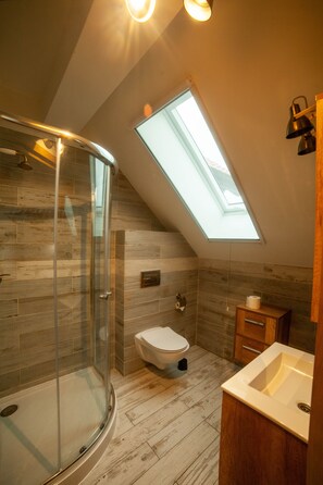 Standard Apartment | Bathroom | Shower, hydromassage showerhead, hair dryer, towels - Ostoja Dwa Jeziora (Wegorzewo)