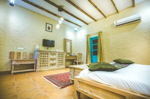 Un dormitorio con cama, cómoda, televisor y espejo.