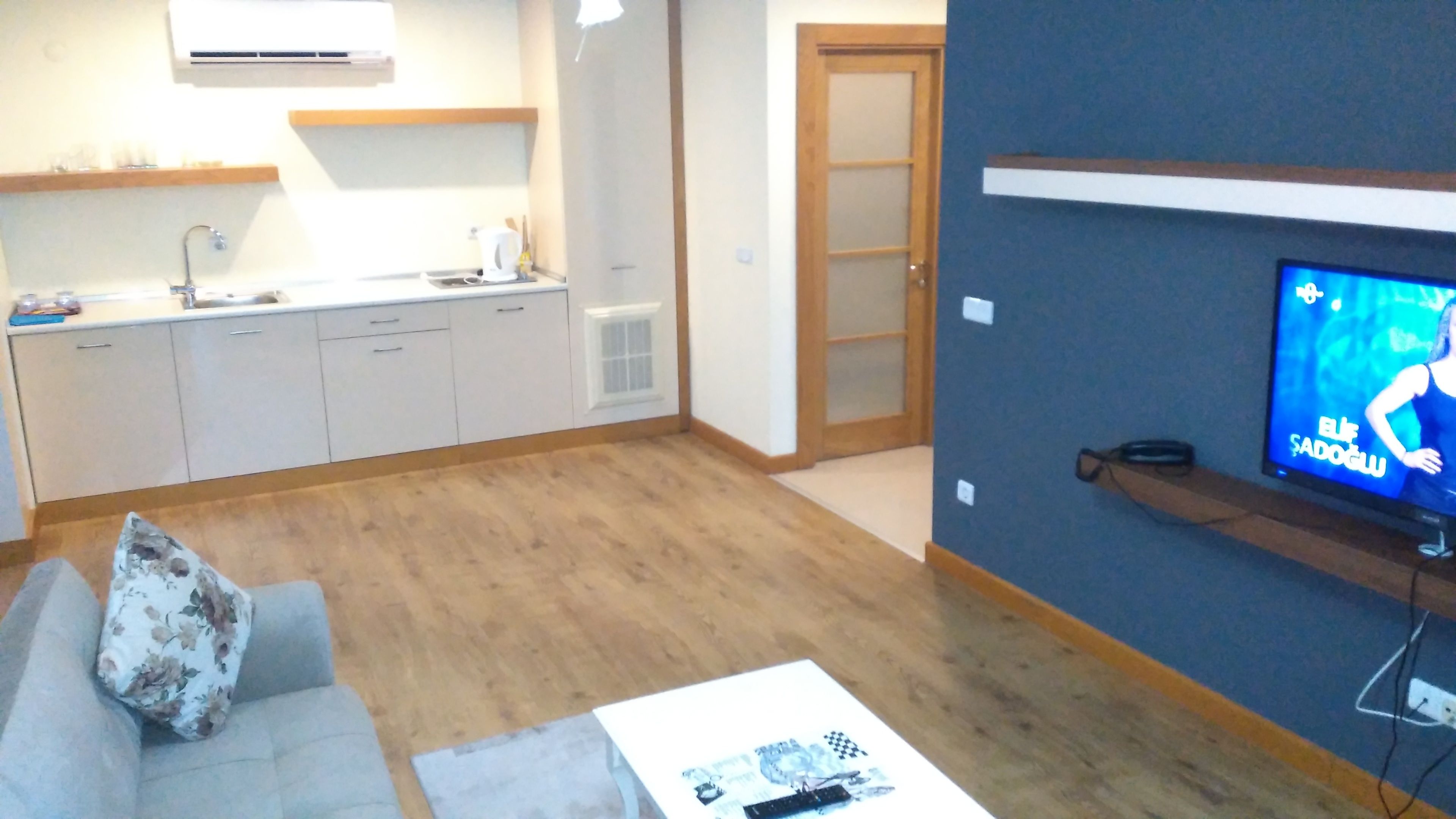 Deluxe appartement | Privékitchenette | Een koelkast, een kookplaat, een waterkoker, kookgerei, borden en bestek