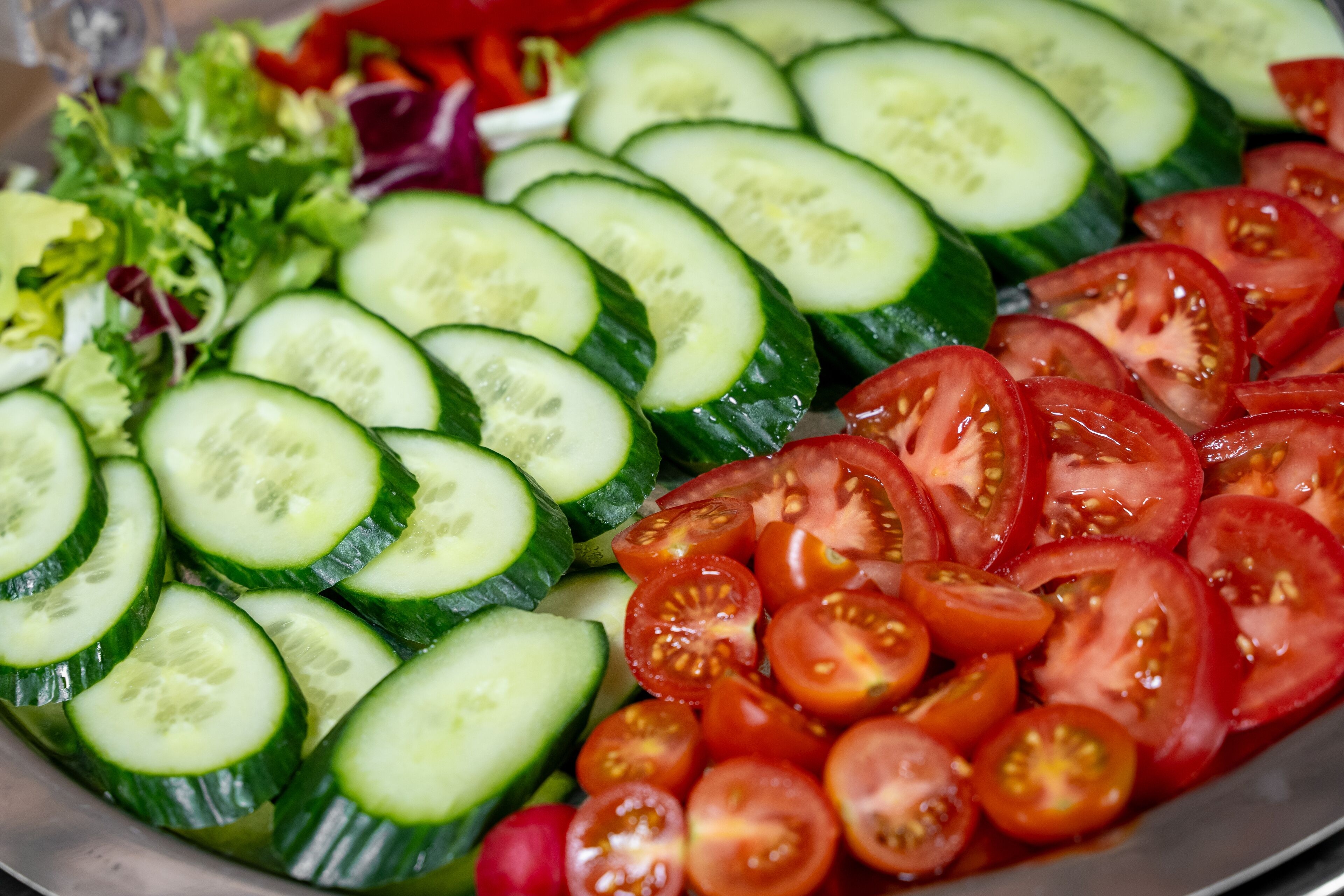 Una bandeja con rodajas de pepino y tomate.