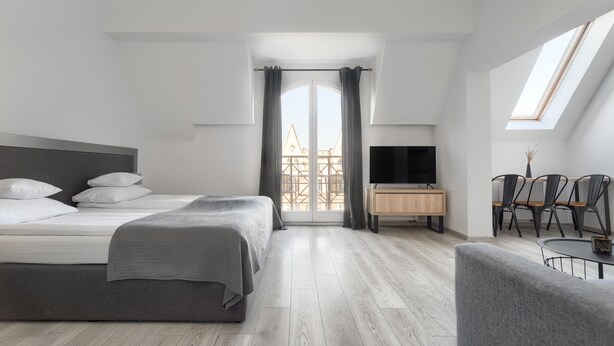 Studiosuite, balkong | Oppholdsrom | En 43-tommers LCD-TV med Parabol-TV samt TV
