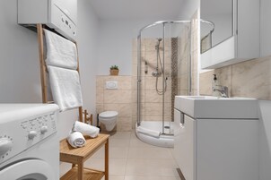 Studio Suite, Balcony | Bathroom | Shower, free toiletries, hair dryer, towels