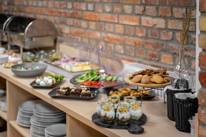 Petit déjeuner buffet (50 PLN par personne)