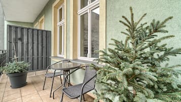 Suite estudio, balcón | Vista al patio