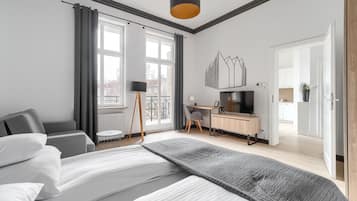 Studio suite, balkon | Hypoallergeen beddengoed, een bureau, een laptopwerkplek