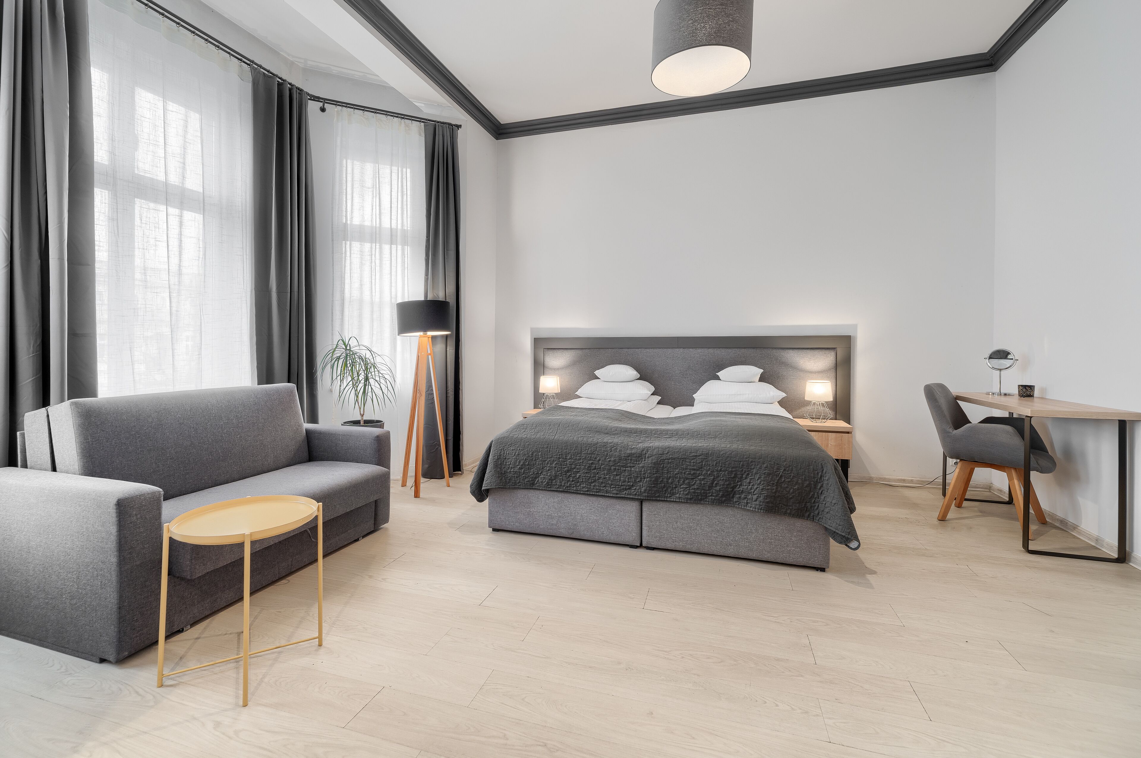 Studio Suite | Hypo-allergenic bedding, desk, laptop workspace, iron/ironing board