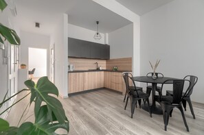 Apartamento, 1 habitación | Cocina básica privada | Frigorífico, placa de cocina, cafetera o tetera y hervidor eléctrico