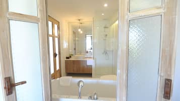 Jetted bathtub