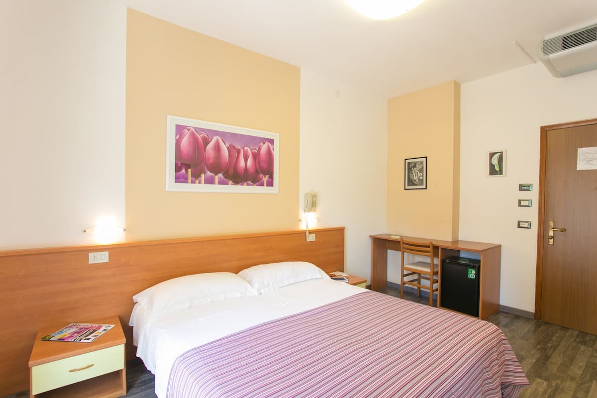 In-room safe, desk, WiFi (free), bed sheets