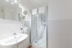 Dusche, kostenlose Toilettenartikel, Haartrockner, Handtücher