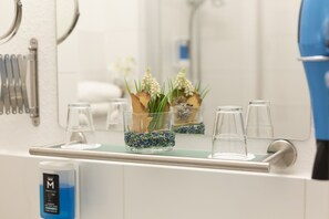 Een douche, gratis toiletartikelen, een haardroger, handdoeken