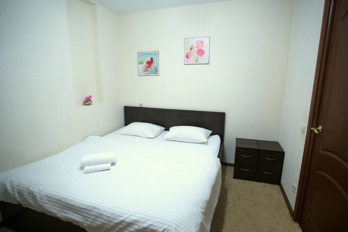 Premium bedding, in-room safe, desk, laptop workspace