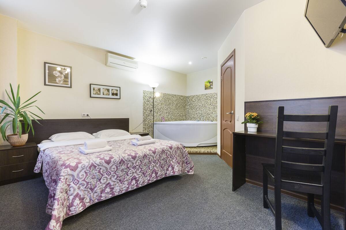 Premium bedding, in-room safe, desk, laptop workspace