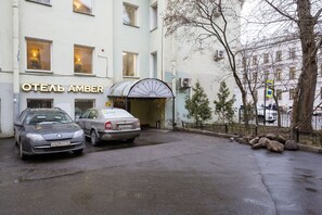 Welcome to OTEAL AMBER, a hotel with a striking entrance and pedestrian-friendly surroundings.