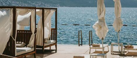 私人海灘、白沙、躺椅、遮陽傘