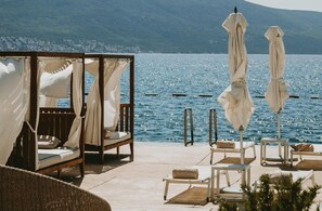 Private beach, white sand, sun-loungers, beach umbrellas - Boutique Hotel La Roche (Tivat)