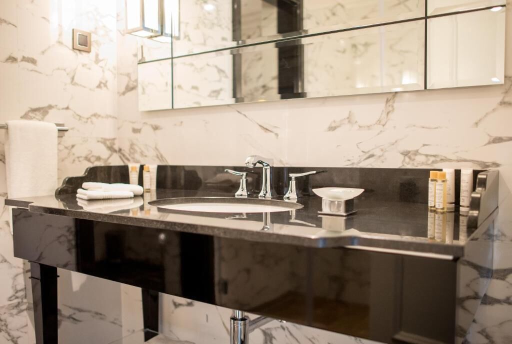 prestige room with mountain view | bathroom | shower, free toiletries, hair dryer, bathrobes