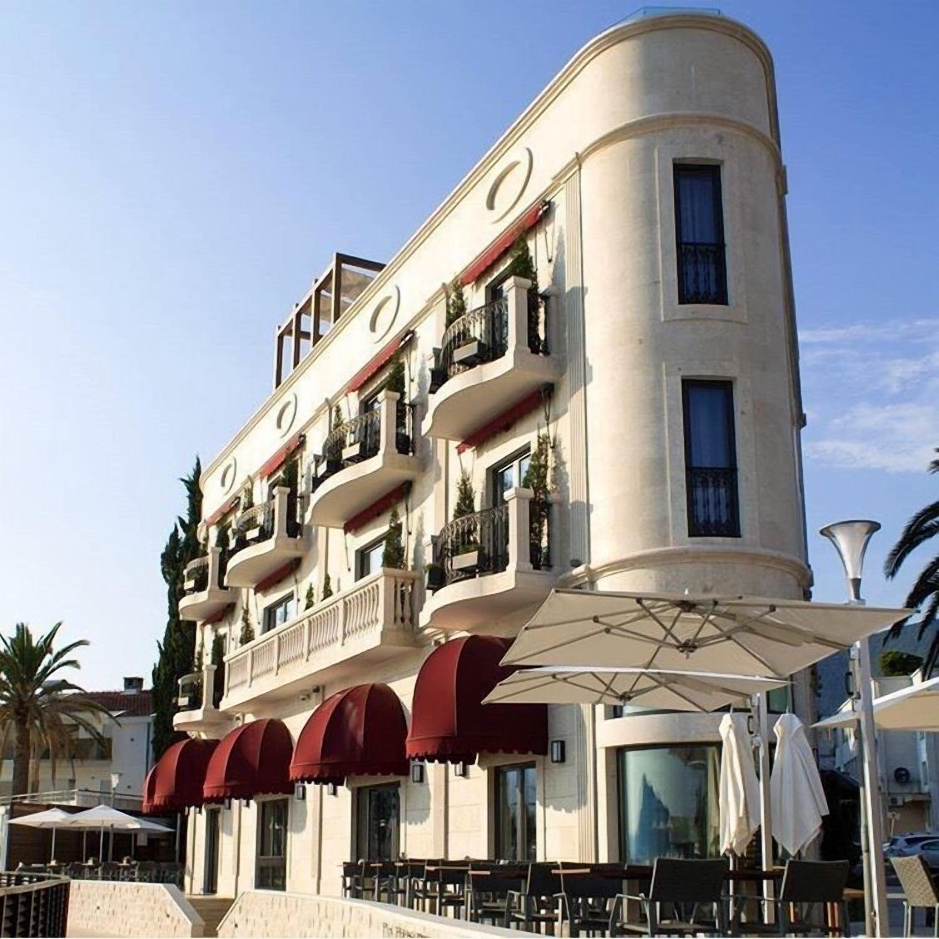 Vista frontal de la propiedad