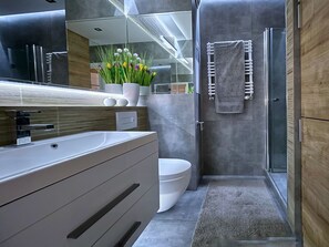 Svit Comfort - icke-rökare - balkong | Badrum | Dusch, gratis toalettartiklar, hårtork och handdukar