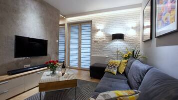 Comfort-Suite, Nichtraucher, Balkon | Wohnzimmer | Flachbildfernseher