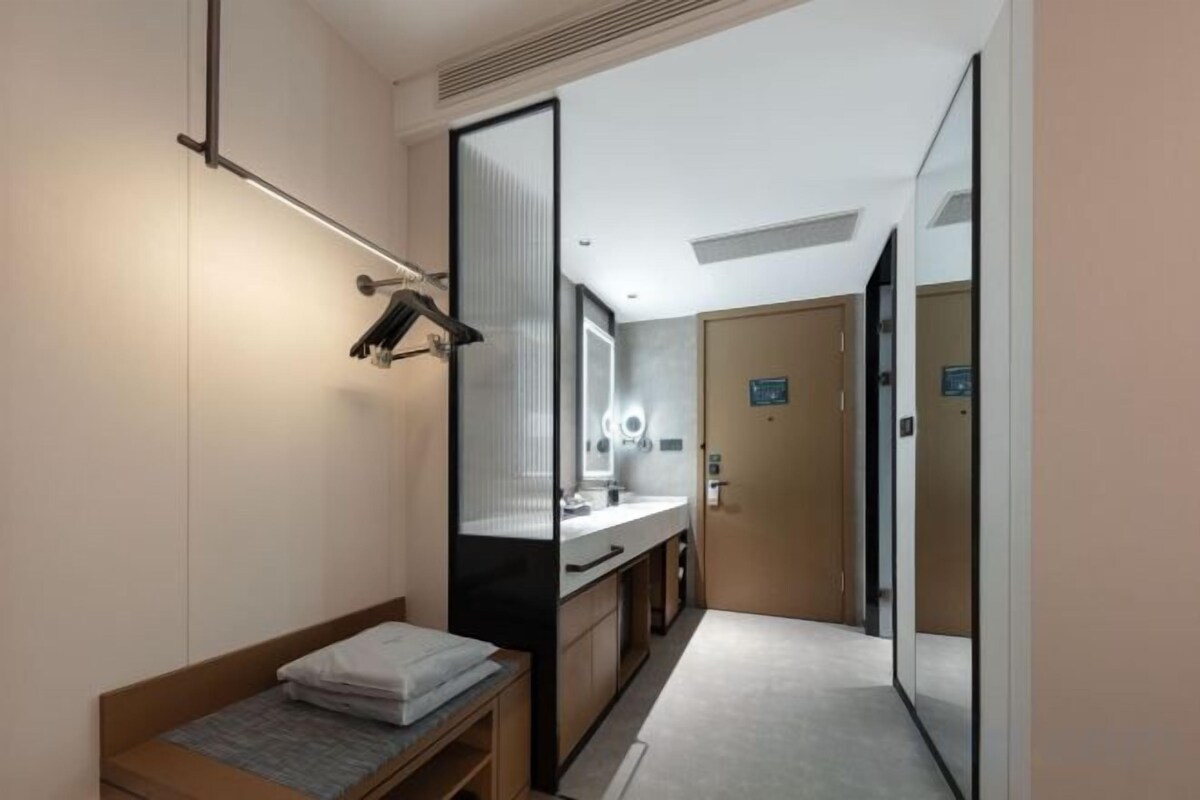 Badkamer | Een douche, een haardroger, badjassen, handdoeken
