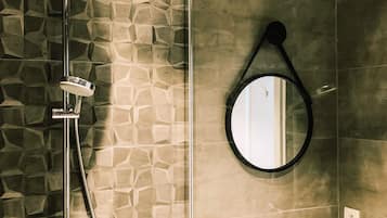 Tweepersoonskamer, privébadkamer, uitzicht op zwembad (KIM) | Badkamer