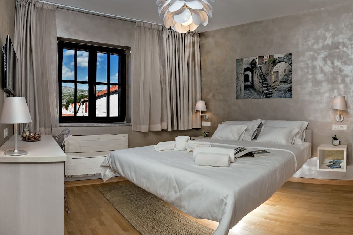 Premium bedding, in-room safe, laptop workspace, blackout curtains