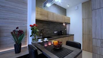 Comfort Studio Suite, 1 Double Bed with Sofa bed, Non Smoking | Dining room