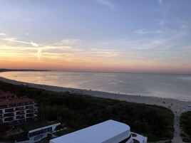 Una playa cerca, arena blanca, sillas reclinables de playa, sombrillas