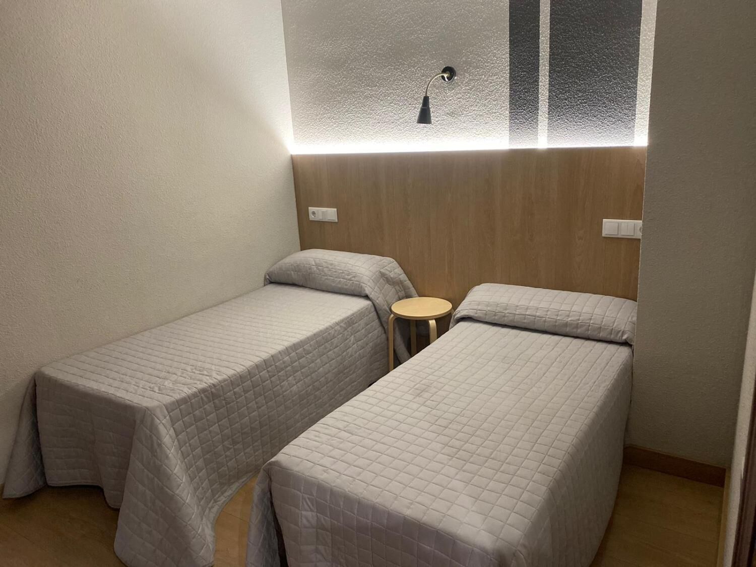 Een strijkplank/strijkijzer, extra bedden, gratis wifi, beddengoed