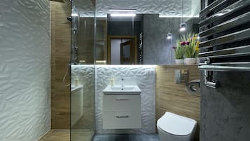 Comfort studio, 1 queensize bed met slaapbank, balkon | Badkamer | Een douche, een haardroger, handdoeken, toiletpapier