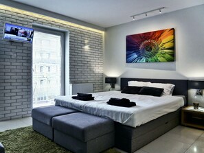 Comfort studio, 1 queensize bed met slaapbank, balkon | Een bureau, geluiddichte muren, een strijkplank/strijkijzer