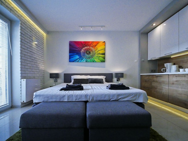 Estudio Confort, 1 cama Queen size y sofá cama, balcón | Escritorio, insonorización y tabla de planchar con plancha 