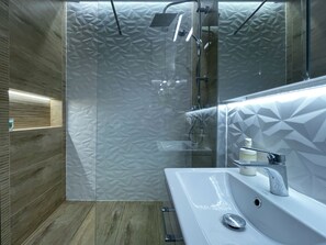 Comfort studio, 1 queensize bed met slaapbank, balkon | Badkamer | Een douche, een haardroger, handdoeken, toiletpapier