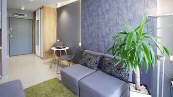 Comfort Studio, 1 Queen Bed with Sofa bed, Balcony | Living room | Flat-screen TV