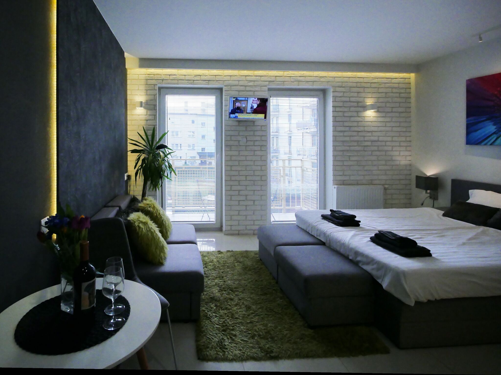 Comfort Studio, 1 Queen Bed with Sofa bed, Balcony | Desk, soundproofing, iron/ironing board, free cribs/infant beds