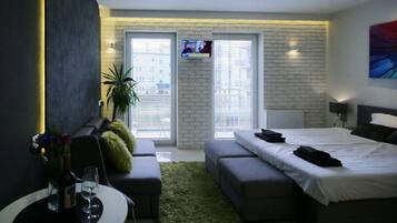 Comfort Studio, 1 Queen Bed with Sofa bed, Balcony | Desk, soundproofing, iron/ironing board, free cribs/infant beds