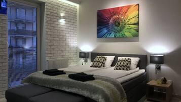 Studio Confort, 1 grand lit et 1 canapé-lit, balcon | Bureau, chambres insonorisées, fer et planche à repasser